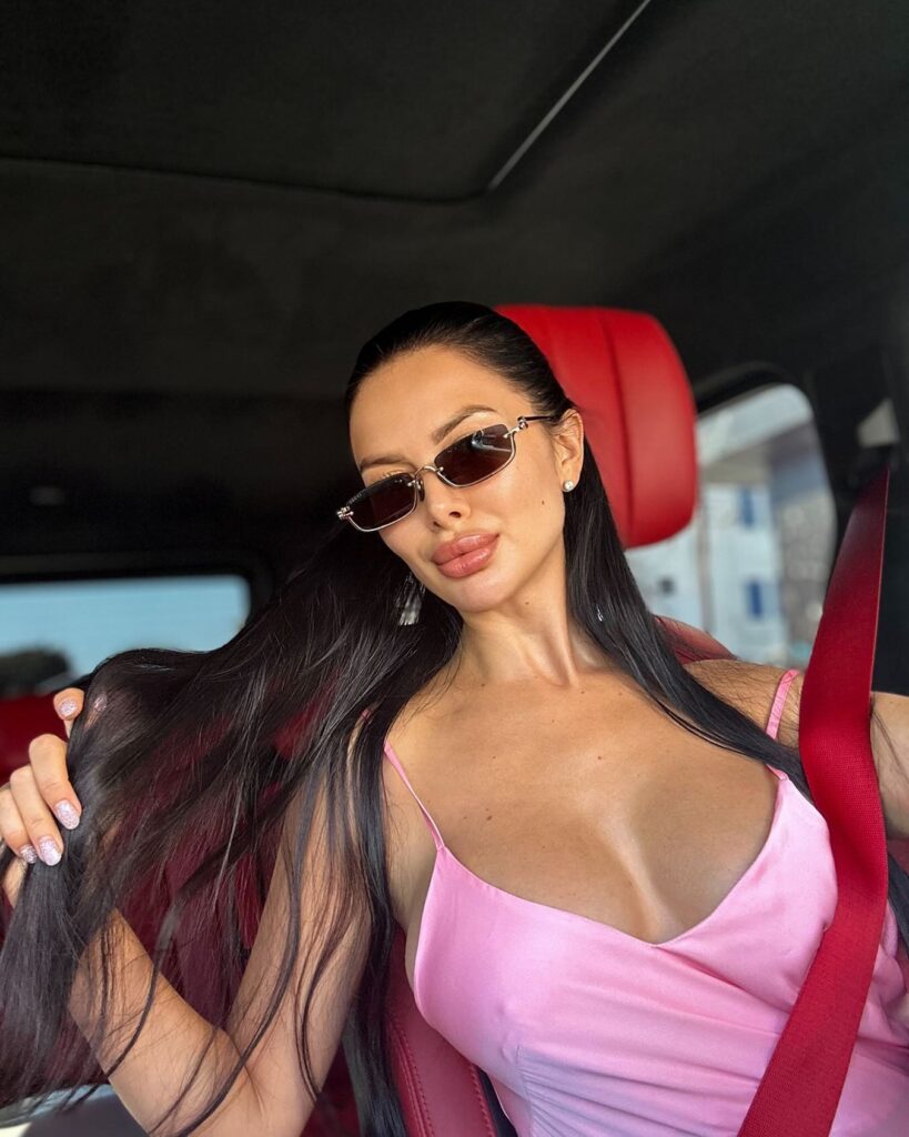 brunette___8_1723279025_3431435635216802678_1595544623