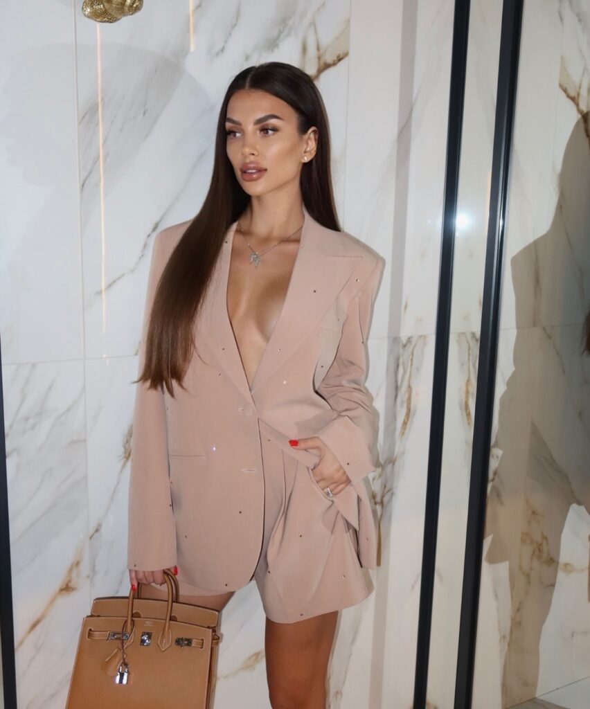 vlada_ly__1727460436_3466511851137113903_48490306636