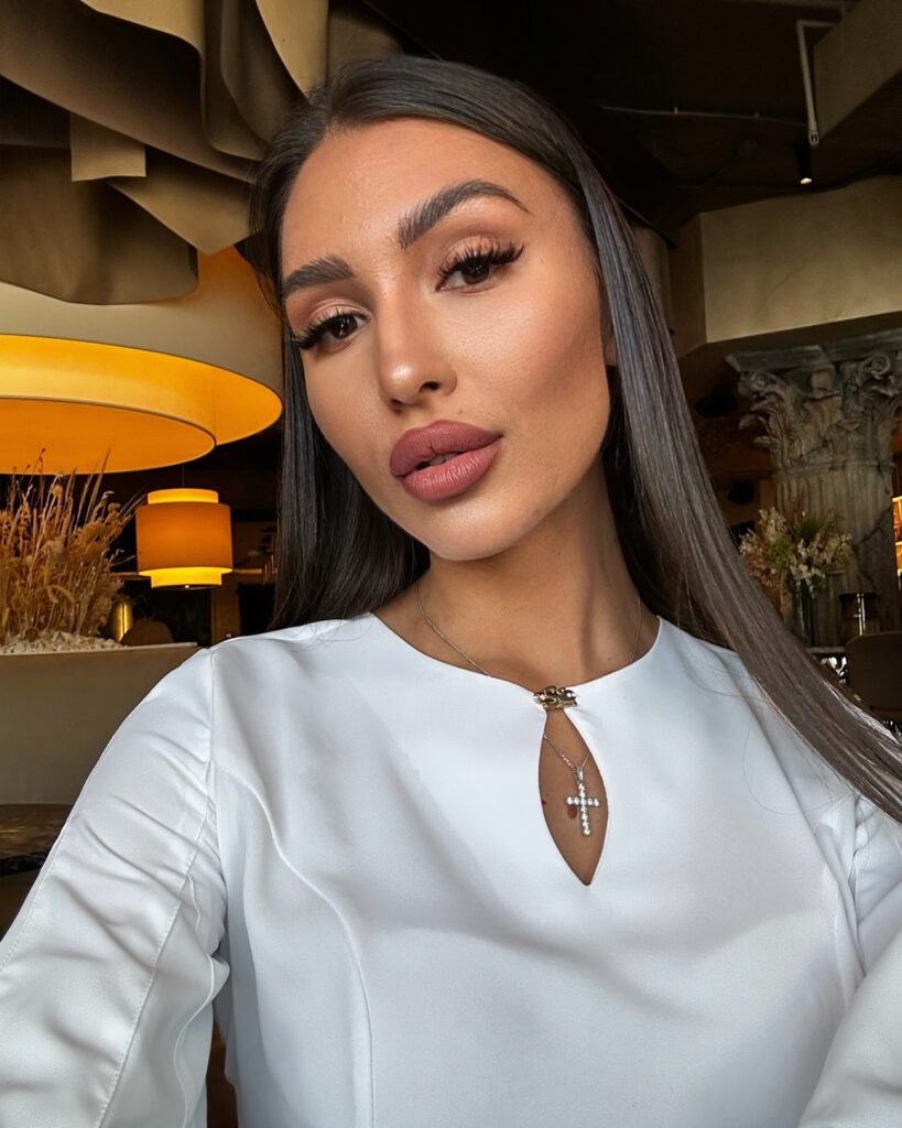 _brunette_di_1746853019_3629188624572486415_40726732077