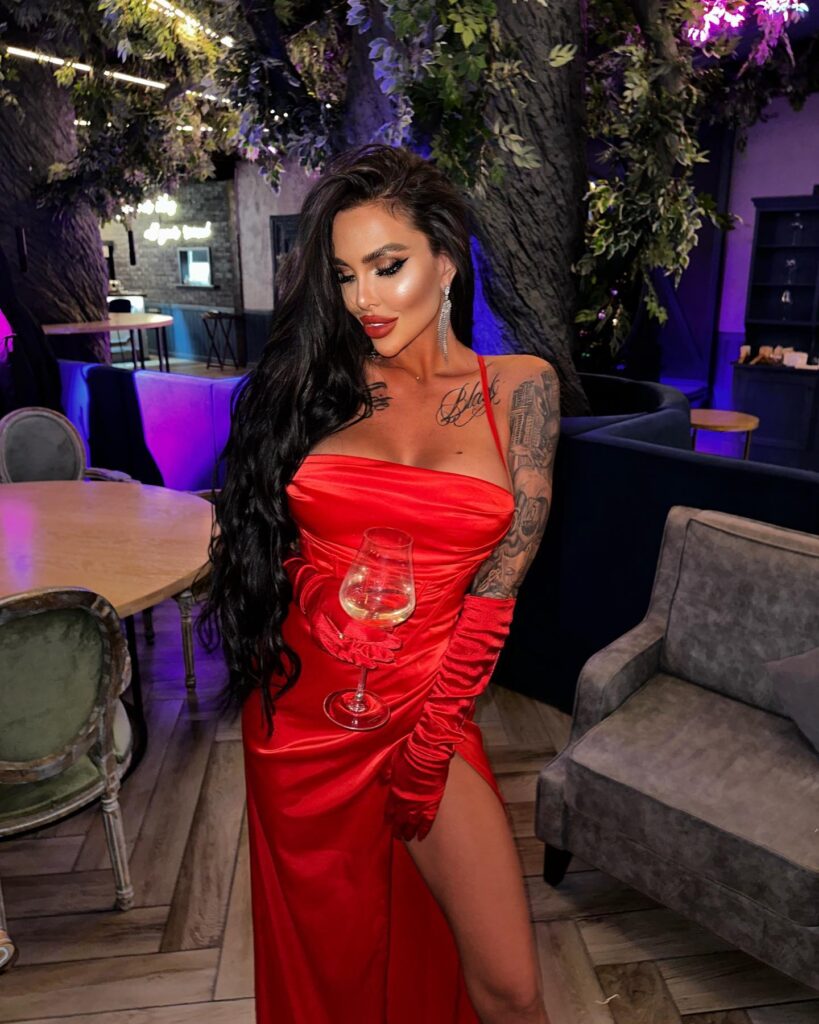 karmelitta__escobar_1672058932_3001770353516132634_46409056443